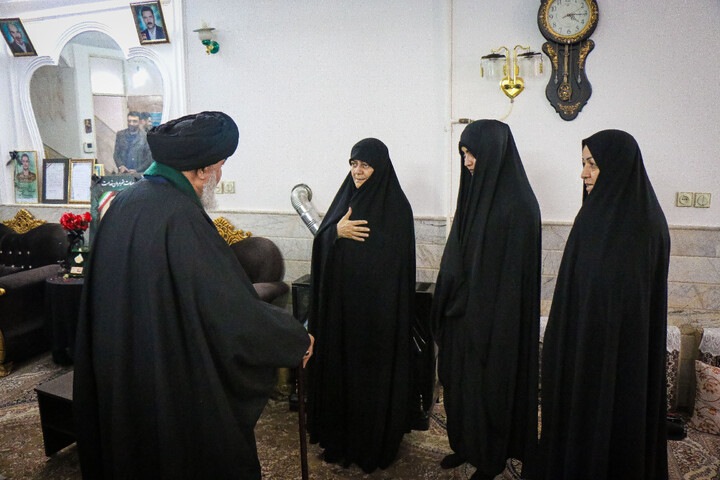 تصاویر/ تکریم از خانواده شهید مدافع امنیت شهید محمد قاسمی هماپور با حضور تولیت مسجد مقدس جمکران، سردار میرحیدری فرماندهی کل انتظامی قم و اهالی رسانه