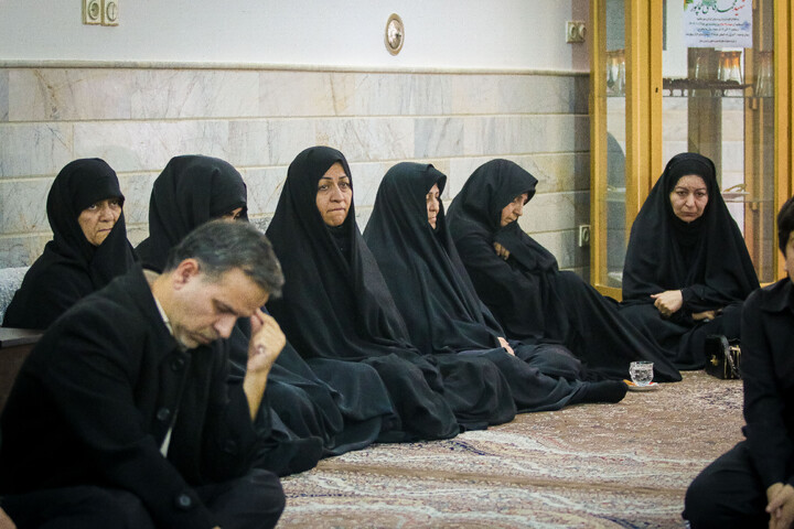 تصاویر/ تکریم از خانواده شهید مدافع امنیت شهید محمد قاسمی هماپور با حضور تولیت مسجد مقدس جمکران، سردار میرحیدری فرماندهی کل انتظامی قم و اهالی رسانه