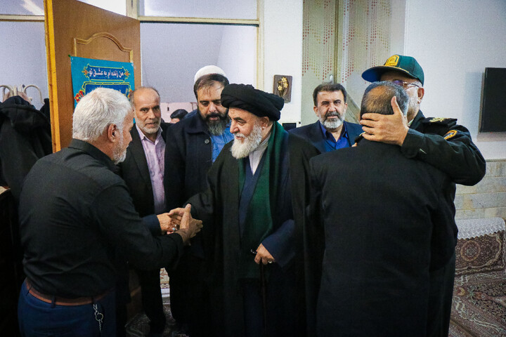 تصاویر/ تکریم از خانواده شهید مدافع امنیت شهید محمد قاسمی هماپور با حضور تولیت مسجد مقدس جمکران، سردار میرحیدری فرماندهی کل انتظامی قم و اهالی رسانه