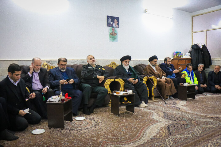 تصاویر/ تکریم از خانواده شهید مدافع امنیت شهید محمد قاسمی هماپور با حضور تولیت مسجد مقدس جمکران، سردار میرحیدری فرماندهی کل انتظامی قم و اهالی رسانه