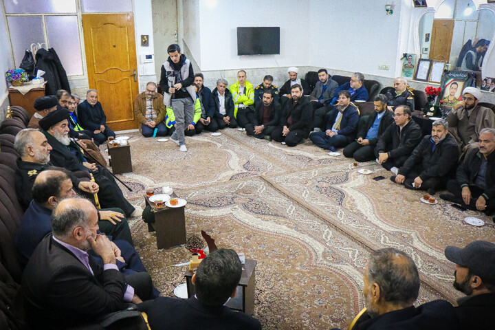 تصاویر/ تکریم از خانواده شهید مدافع امنیت شهید محمد قاسمی هماپور با حضور تولیت مسجد مقدس جمکران، سردار میرحیدری فرماندهی کل انتظامی قم و اهالی رسانه