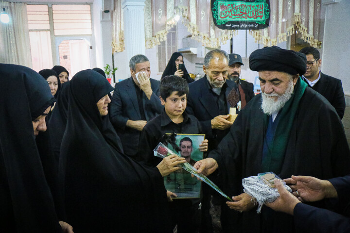 تصاویر/ تکریم از خانواده شهید مدافع امنیت شهید محمد قاسمی هماپور با حضور تولیت مسجد مقدس جمکران، سردار میرحیدری فرماندهی کل انتظامی قم و اهالی رسانه