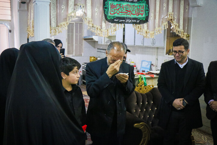 تصاویر/ تکریم از خانواده شهید مدافع امنیت شهید محمد قاسمی هماپور با حضور تولیت مسجد مقدس جمکران، سردار میرحیدری فرماندهی کل انتظامی قم و اهالی رسانه