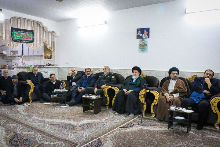 تصاویر/ تکریم از خانواده شهید مدافع امنیت شهید محمد قاسمی هماپور با حضور تولیت مسجد مقدس جمکران، سردار میرحیدری فرماندهی کل انتظامی قم و اهالی رسانه