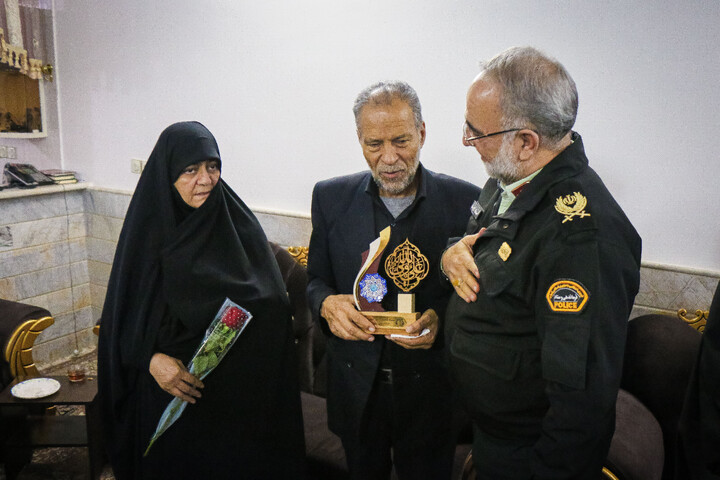 تصاویر/ تکریم از خانواده شهید مدافع امنیت شهید محمد قاسمی هماپور با حضور تولیت مسجد مقدس جمکران، سردار میرحیدری فرماندهی کل انتظامی قم و اهالی رسانه