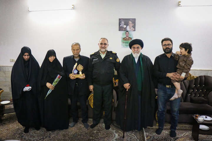 تصاویر/ تکریم از خانواده شهید مدافع امنیت شهید محمد قاسمی هماپور با حضور تولیت مسجد مقدس جمکران، سردار میرحیدری فرماندهی کل انتظامی قم و اهالی رسانه