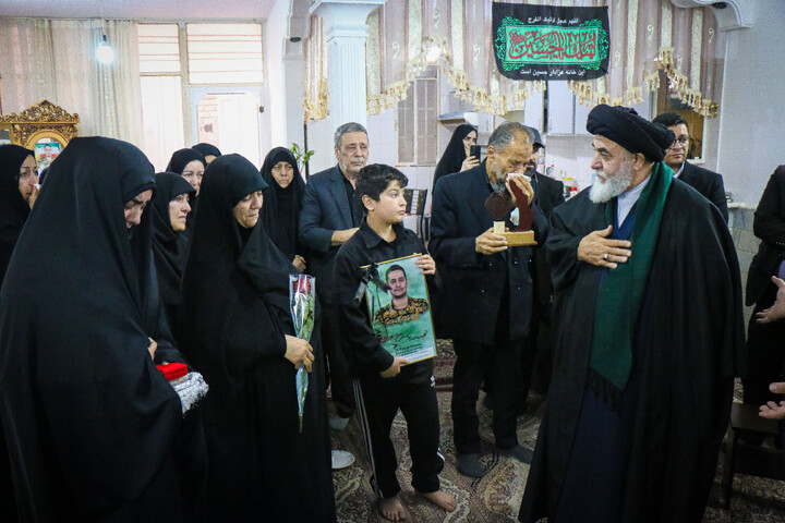 تصاویر/ تکریم از خانواده شهید مدافع امنیت شهید محمد قاسمی هماپور با حضور تولیت مسجد مقدس جمکران، سردار میرحیدری فرماندهی کل انتظامی قم و اهالی رسانه