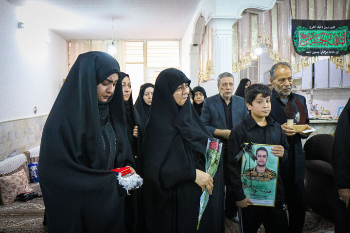 تصاویر/ تکریم از خانواده شهید مدافع امنیت شهید محمد قاسمی هماپور با حضور تولیت مسجد مقدس جمکران، سردار میرحیدری فرماندهی کل انتظامی قم و اهالی رسانه