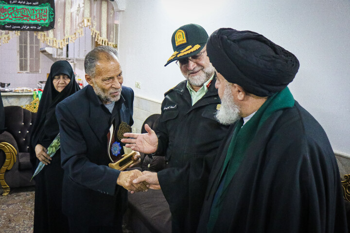 تصاویر/ تکریم از خانواده شهید مدافع امنیت شهید محمد قاسمی هماپور با حضور تولیت مسجد مقدس جمکران، سردار میرحیدری فرماندهی کل انتظامی قم و اهالی رسانه