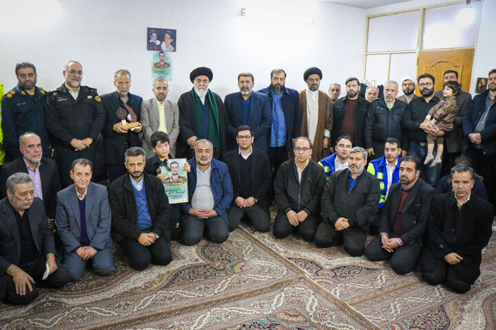 تصاویر/ تکریم از خانواده شهید مدافع امنیت شهید محمد قاسمی هماپور با حضور تولیت مسجد مقدس جمکران، سردار میرحیدری فرماندهی کل انتظامی قم و اهالی رسانه