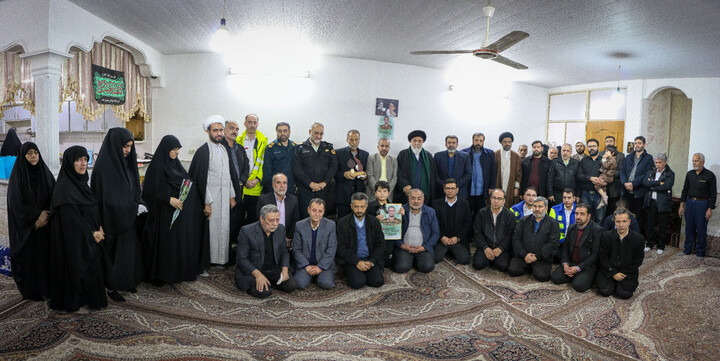 تصاویر/ تکریم از خانواده شهید مدافع امنیت شهید محمد قاسمی هماپور با حضور تولیت مسجد مقدس جمکران، سردار میرحیدری فرماندهی کل انتظامی قم و اهالی رسانه