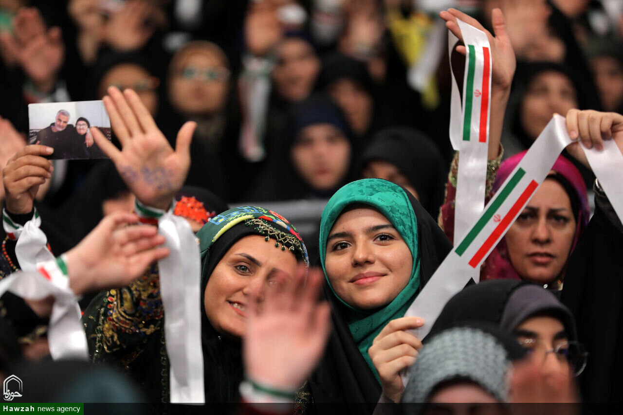 زنان، ستون استقامت روایت در جنگ معنا هستند