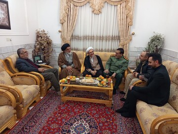 دیدار امام جمعه نطنز به همراه شورای تأمین با فرمانده سپاه ناحیه نطنز به مناسبت روز پاسدار  +تصاویر