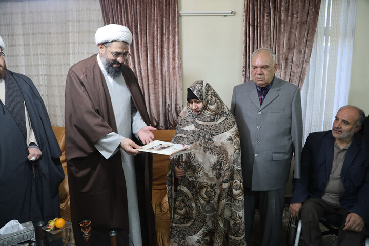 تصاویر / تقدیر نماینده ولی فقیه در استان همدان از جانبازان 70 درصد
