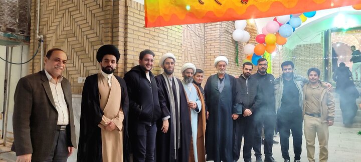 تصاویر/ برپایی ایستگاه صلواتی گروه جهادی مدرسه علمیه آیت‌الله مدنی کاشانی(ره)