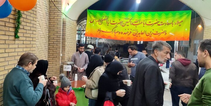 تصاویر/ برپایی ایستگاه صلواتی گروه جهادی مدرسه علمیه آیت‌الله مدنی کاشانی(ره)