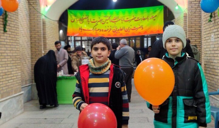 تصاویر/ برپایی ایستگاه صلواتی گروه جهادی مدرسه علمیه آیت‌الله مدنی کاشانی(ره)