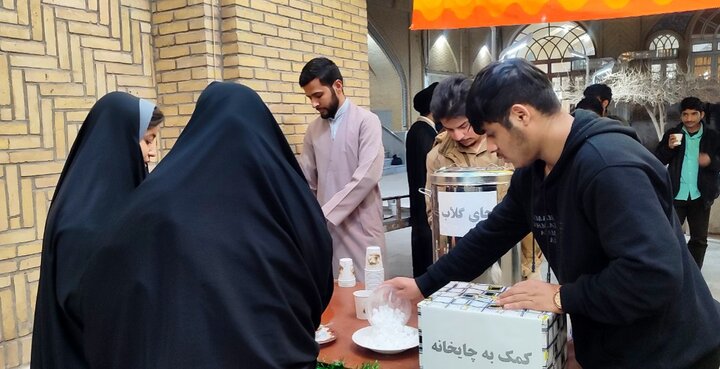 تصاویر/ برپایی ایستگاه صلواتی گروه جهادی مدرسه علمیه آیت‌الله مدنی کاشانی(ره)