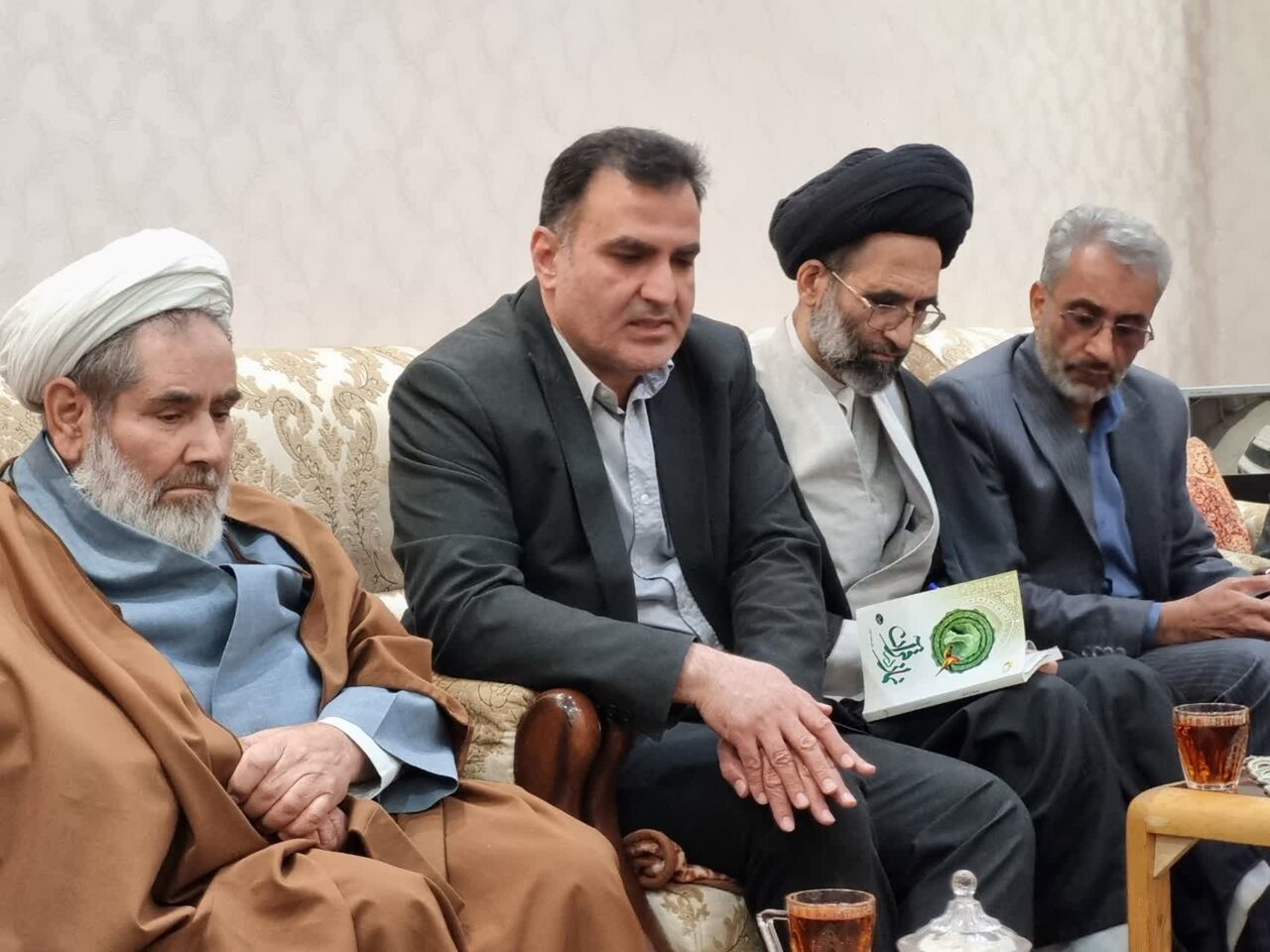 دیدار نماینده ولی‌فقیه در کاشان به همراه فرماندار با خانواده شهید و جانباز+تصاویر