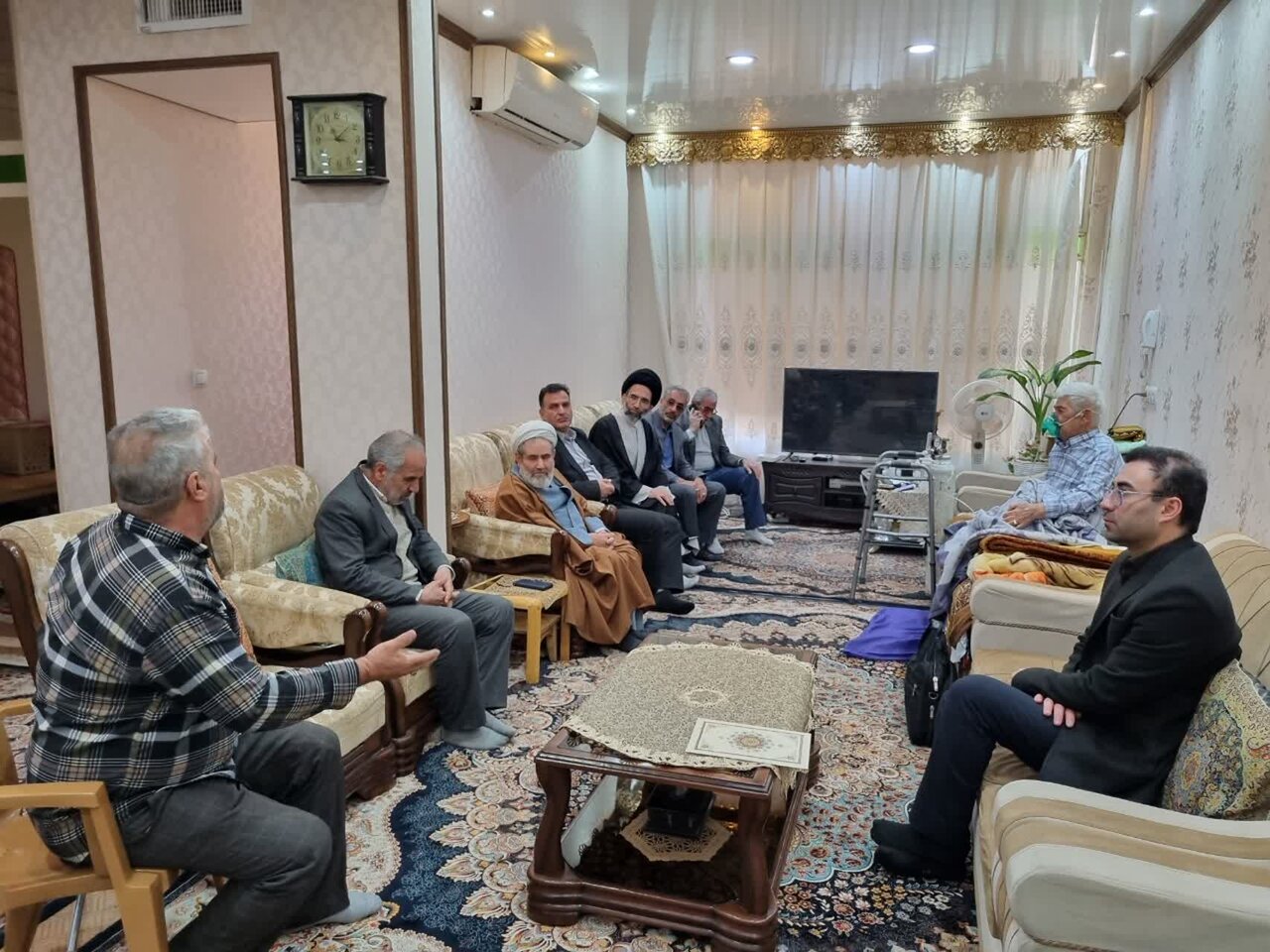 دیدار نماینده ولی‌فقیه در کاشان به همراه فرماندار با خانواده شهید و جانباز+تصاویر