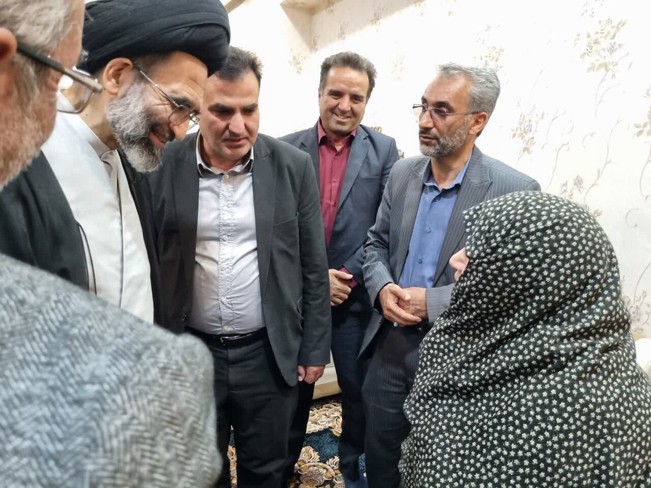 دیدار نماینده ولی‌فقیه در کاشان به همراه فرماندار با خانواده شهید و جانباز+تصاویر