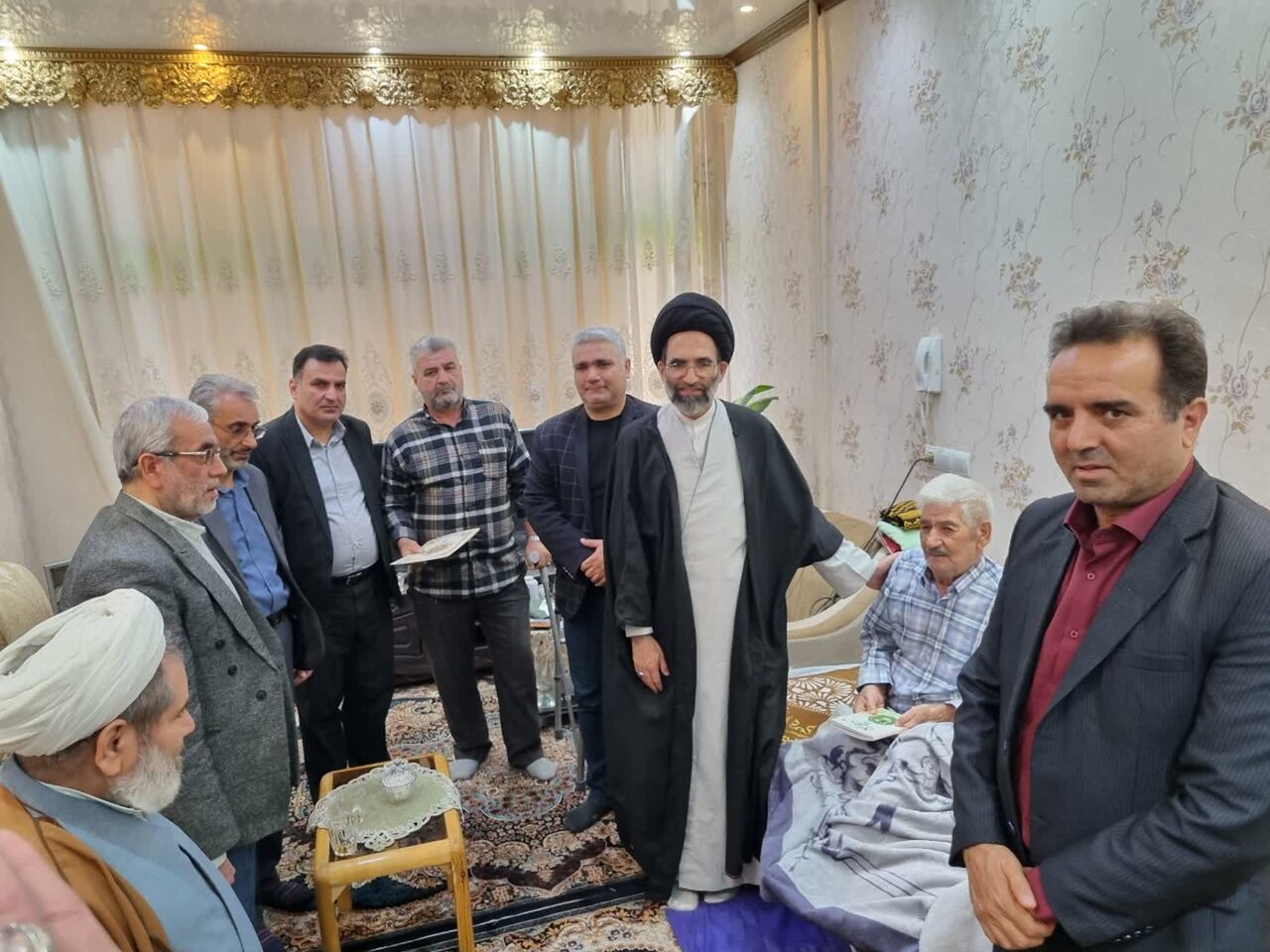 دیدار نماینده ولی‌فقیه در کاشان به همراه فرماندار با خانواده شهید و جانباز+تصاویر