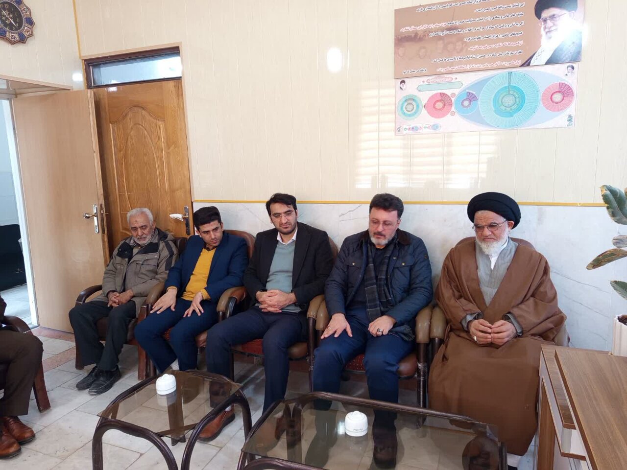 دیدار امام جمعه نطنز به همراه شورای تأمین با فرمانده سپاه ناحیه نطنز به مناسبت روز پاسدار  +تصاویر