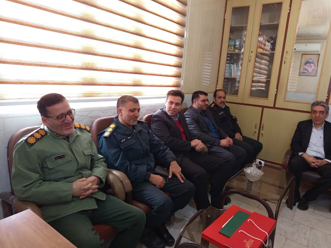 دیدار امام جمعه نطنز به همراه شورای تأمین با فرمانده سپاه ناحیه نطنز به مناسبت روز پاسدار  +تصاویر