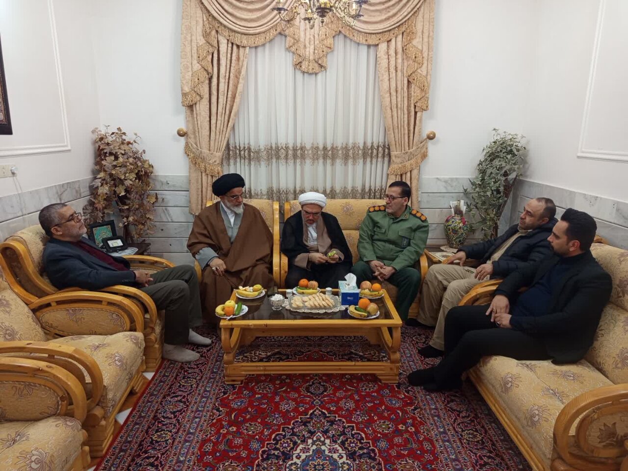 دیدار امام جمعه نطنز به همراه شورای تأمین با فرمانده سپاه ناحیه نطنز به مناسبت روز پاسدار  +تصاویر