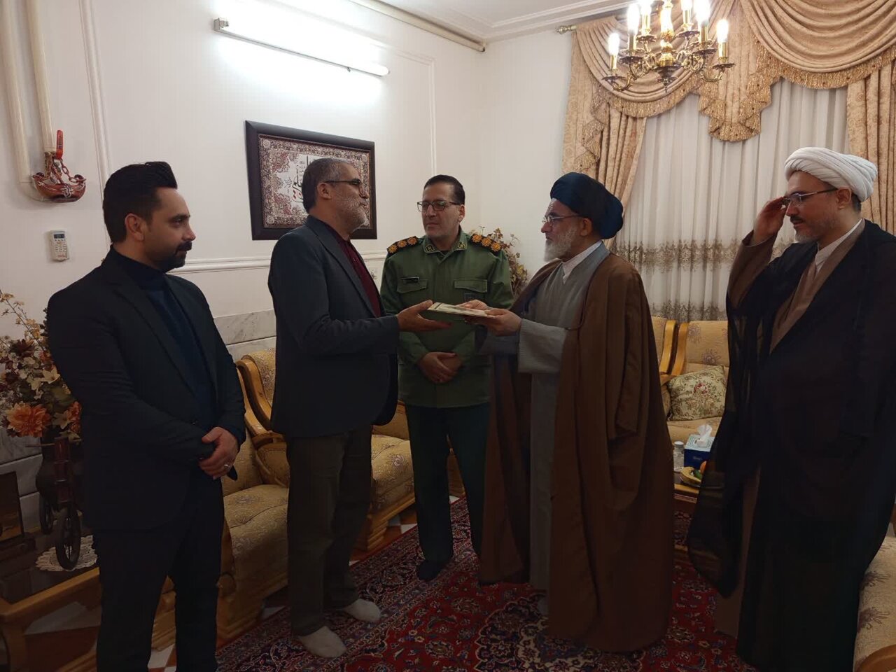 دیدار امام جمعه نطنز به همراه شورای تأمین با فرمانده سپاه ناحیه نطنز به مناسبت روز پاسدار +تصاویر