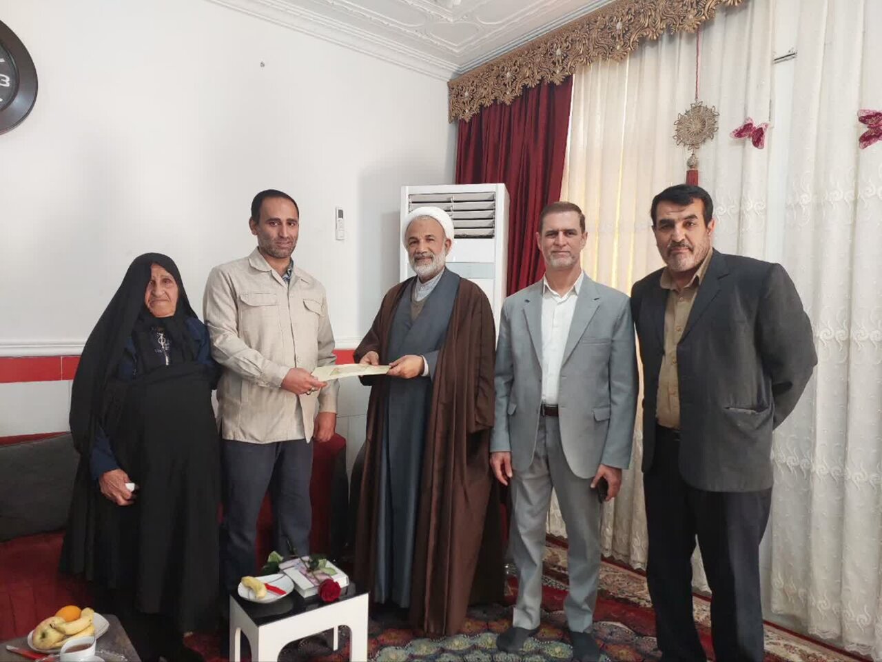 امام جمعه برازجان با برخی از جانبازان دیدار کرد