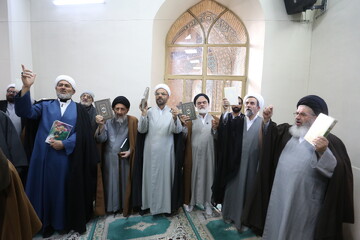 تصاویر/ خروش حوزویان اصفهان در محکومیت اهانت به قرآن و مقدسات اسلامی و حمایت از رهبری