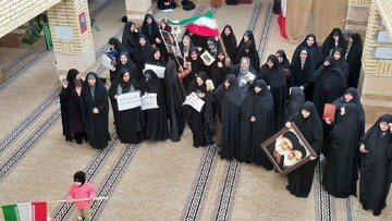 تصاویر/ اجتماع طلاب مدرسه علمیه زینب کبری (س) ارومیه در حمایت از رهبری و محکومیت اهانت به قرآن و مقدسات اسلامی