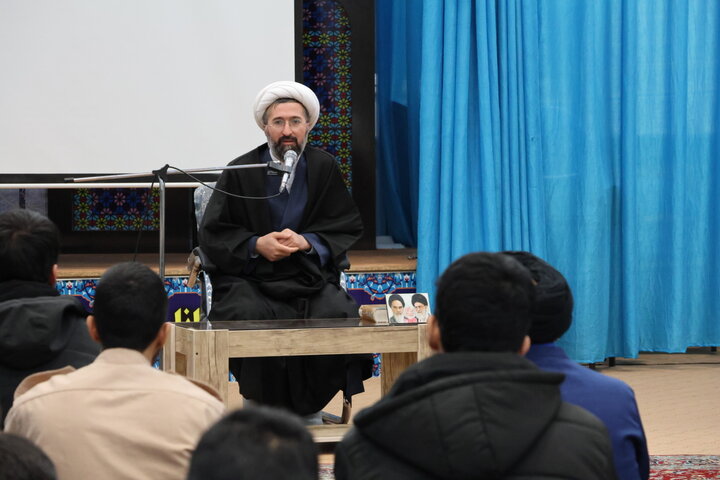 دیدار رئیس اداره نخبگان و استعدادهای برتر حوزه علمیه خراسان با طلاب مدرسه علمیه امیرالمؤمنین(ع) بیرجند