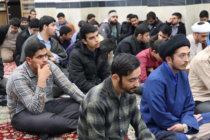 دیدار رئیس اداره نخبگان و استعدادهای برتر حوزه علمیه خراسان با طلاب مدرسه علمیه امیرالمؤمنین(ع) بیرجند