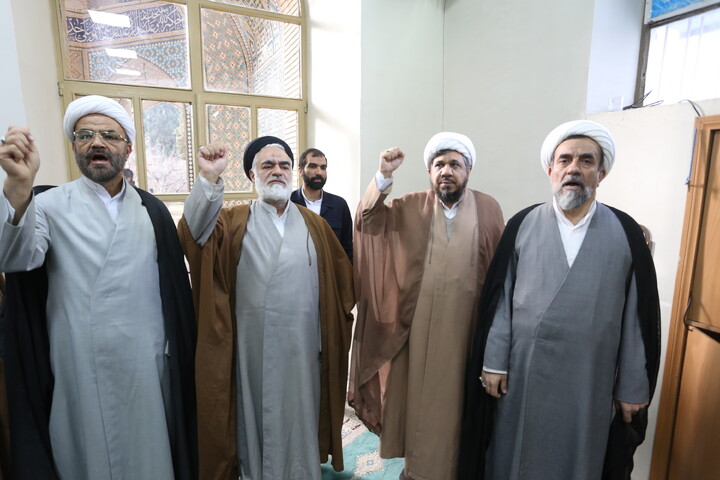 تصاویر / خروش حوزویان اصفهان در محکومیت اهانت به قرآن و مقدسات اسلامی و رهبری