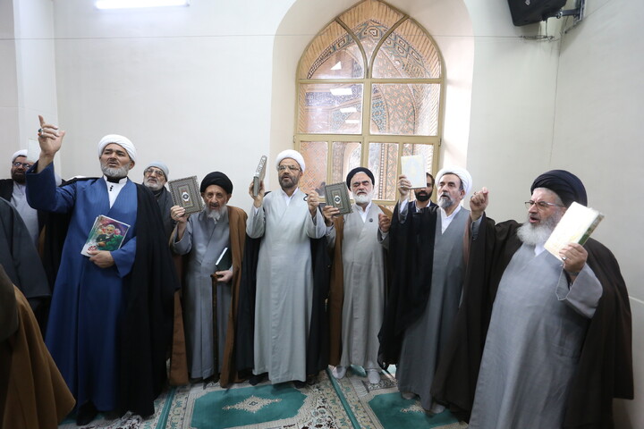 تصاویر / خروش حوزویان اصفهان در محکومیت اهانت به قرآن و مقدسات اسلامی و رهبری