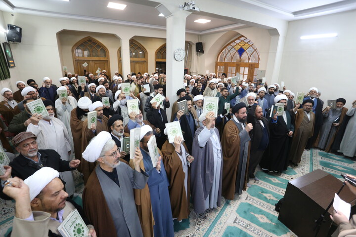 تصاویر / خروش حوزویان اصفهان در محکومیت اهانت به قرآن و مقدسات اسلامی و رهبری