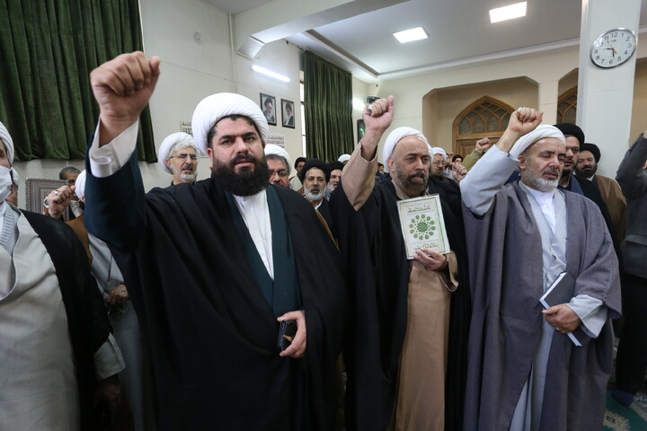 تصاویر / خروش حوزویان اصفهان در محکومیت اهانت به قرآن و مقدسات اسلامی و رهبری