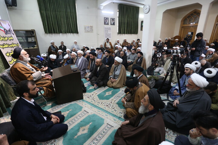 تصاویر / خروش حوزویان اصفهان در محکومیت اهانت به قرآن و مقدسات اسلامی و رهبری