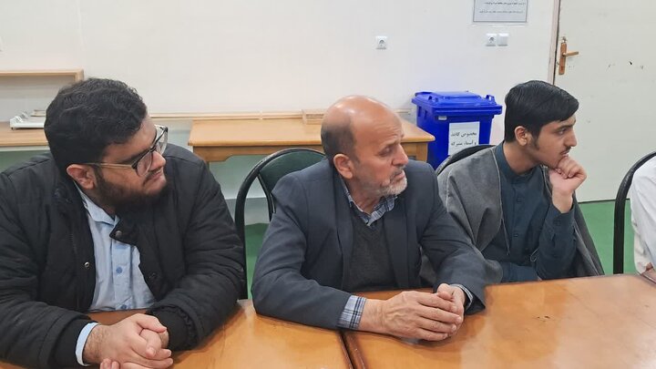 تصاویر/جلسه هفتگی امام جمعه آران وبیدگل با طلاب مدرسه علمیه امیر المومنین (ع)