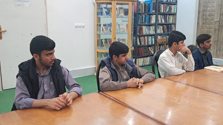 تصاویر/جلسه هفتگی امام جمعه آران وبیدگل با طلاب مدرسه علمیه امیر المومنین (ع)