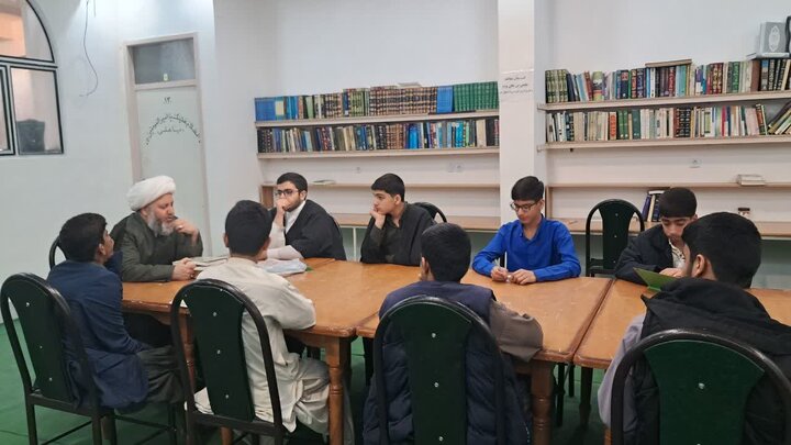 تصاویر/جلسه هفتگی امام جمعه آران وبیدگل با طلاب مدرسه علمیه امیر المومنین (ع)