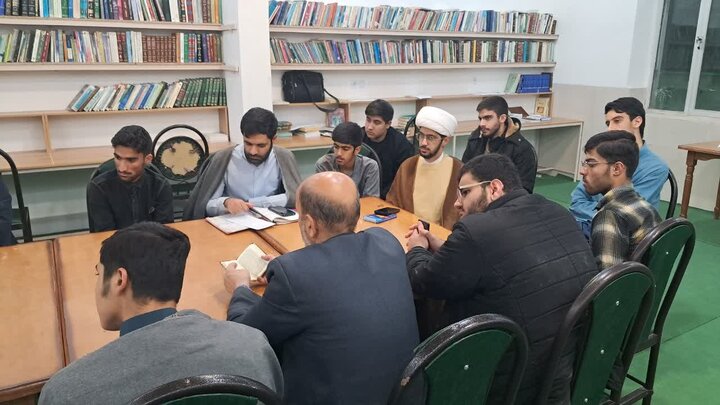 تصاویر/جلسه هفتگی امام جمعه آران وبیدگل با طلاب مدرسه علمیه امیر المومنین (ع)