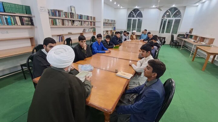 تصاویر/جلسه هفتگی امام جمعه آران وبیدگل با طلاب مدرسه علمیه امیر المومنین (ع)