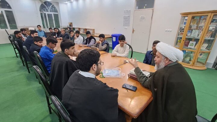 تصاویر/جلسه هفتگی امام جمعه آران وبیدگل با طلاب مدرسه علمیه امیر المومنین (ع)