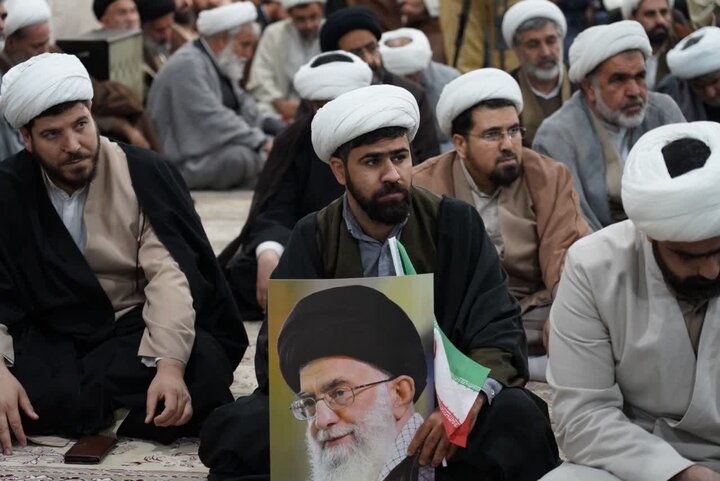 تصاویر/ اجتماع طلاب و روحانیون لرستانی در محکومیت هتک‌حرمت به قرآن کریم و مرجعیت دینی