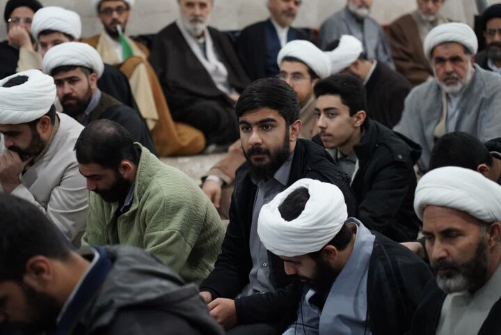 تصاویر/ اجتماع طلاب و روحانیون لرستانی در محکومیت هتک‌حرمت به قرآن کریم و مرجعیت دینی