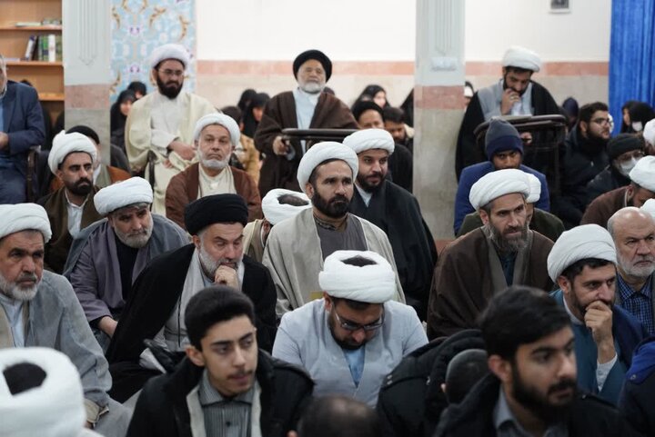 تصاویر/ اجتماع طلاب و روحانیون لرستانی در محکومیت هتک‌حرمت به قرآن کریم و مرجعیت دینی