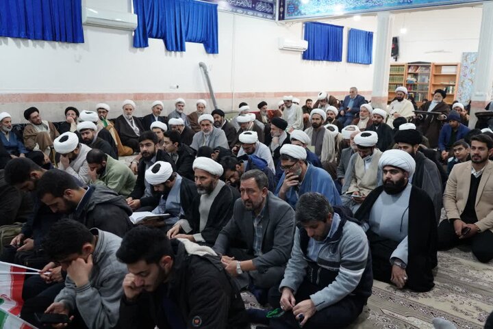 تصاویر/ اجتماع طلاب و روحانیون لرستانی در محکومیت هتک‌حرمت به قرآن کریم و مرجعیت دینی